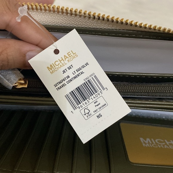 Michael Kors Jet Set Continental Wallet - Picture 13 of 16